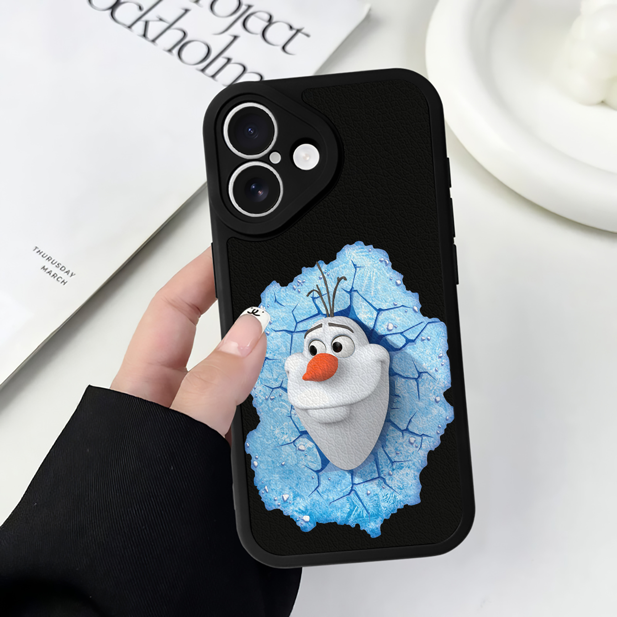 （画像用） アナと雪の女王 アンナ エルサ Frozen Anna Elsa 【iPhone 16シリーズ対応】シリコンスマホケース（レザー調） 材質：シリコン